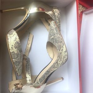 Snakeskin guess pumps